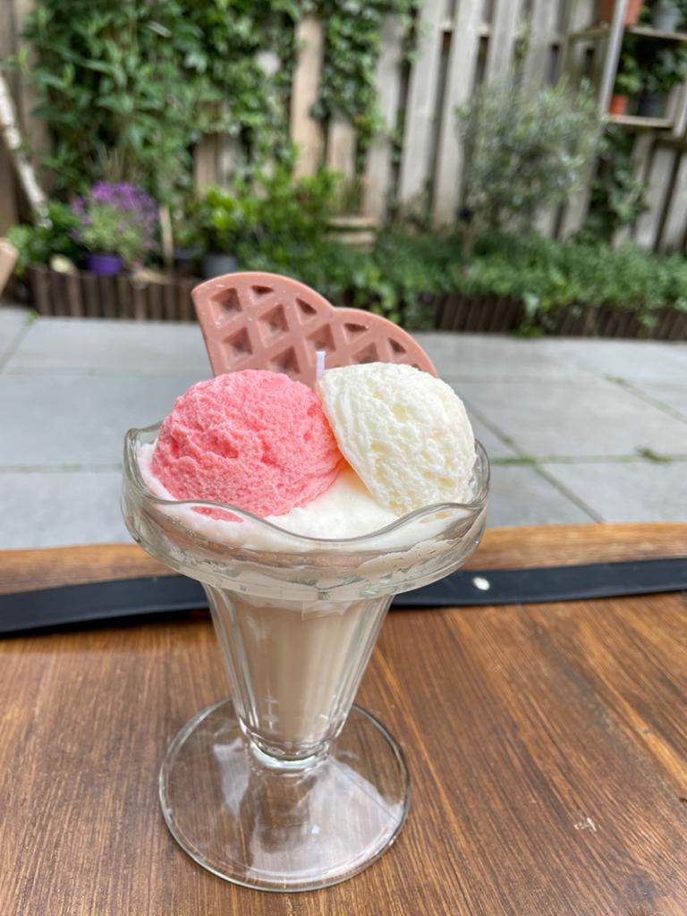 Handgemaakte IJscoupe Kaars - Roze & Wit IJs met Wafel, Huis en Inrichting, Overige materialen, Wit, Nieuw, Ophalen of Verzenden