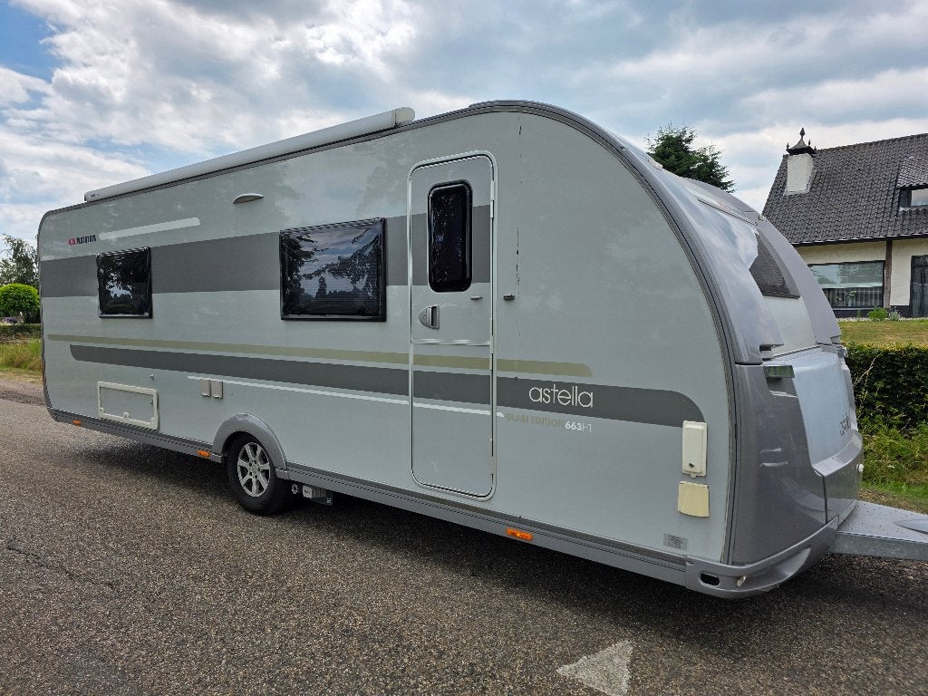 Adria Astella 663HT Alpina AIRCO E&P MOVER VAATWASS KINGSIZE, Caravans en Kamperen, Standaardzit, Omvormbare zithoek, Particulier