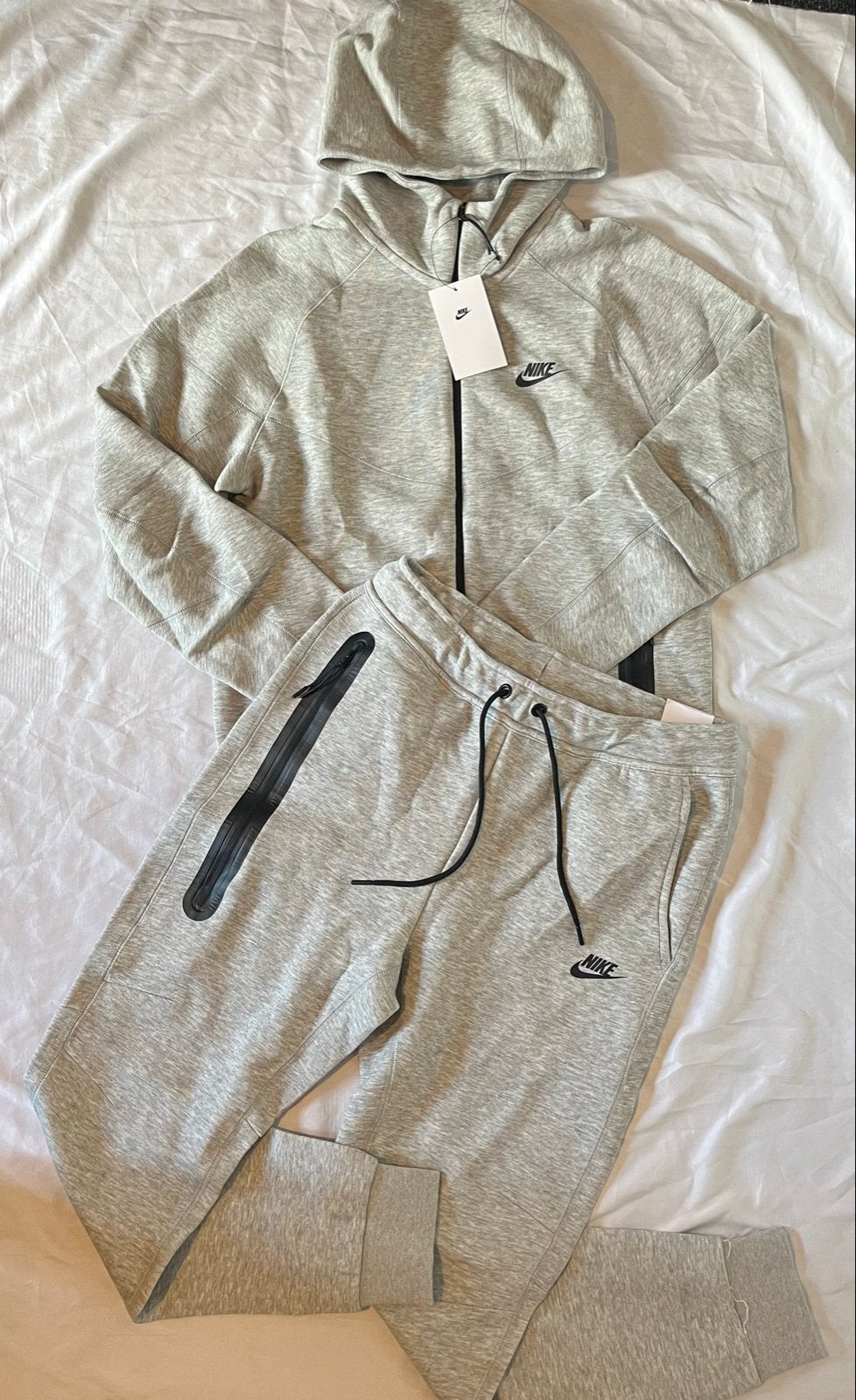 Nike Tech Fleece Trainingspak Grijs Maat M, Kleding | Heren, Sportkleding, Nieuw, Grijs, Algemeen, Verzenden