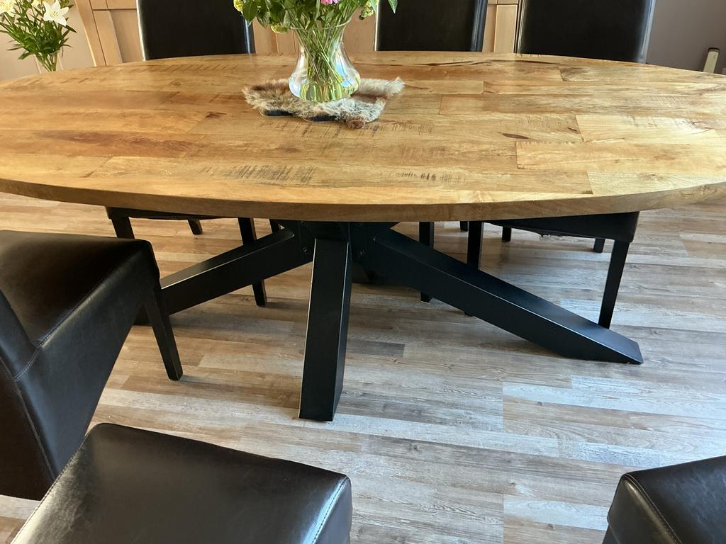 Ovale eettafel van mangohout met zwart metalen onderstel, Huis en Inrichting, Tafels | Eettafels, 100 tot 150 cm, Ophalen of Verzenden