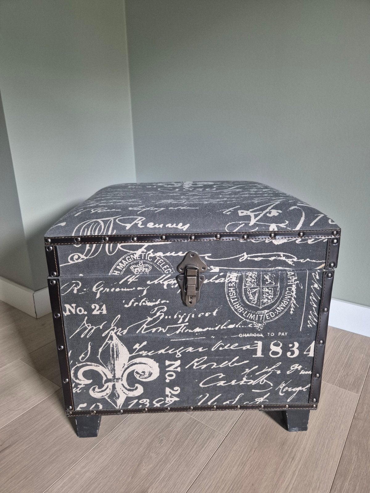 2x Decoratieve Opbergpoef met Franse Tekstprint, Huis en Inrichting, Woonaccessoires | Kisten, Ophalen, Minder dan 50 cm