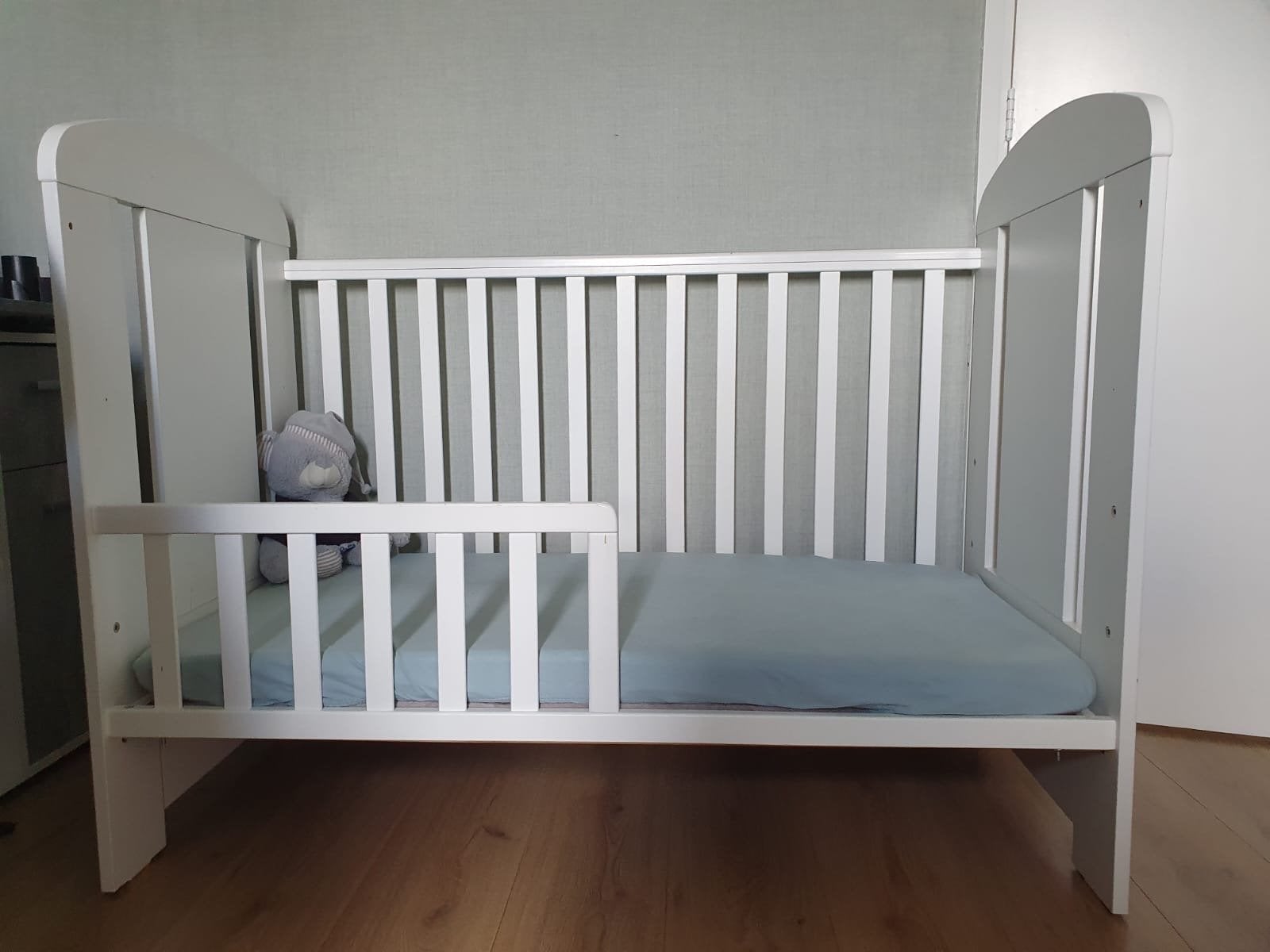 Wit kinderbed met spijlen en matras, Ophalen, Gebruikt, 70 tot 85 cm, Matras