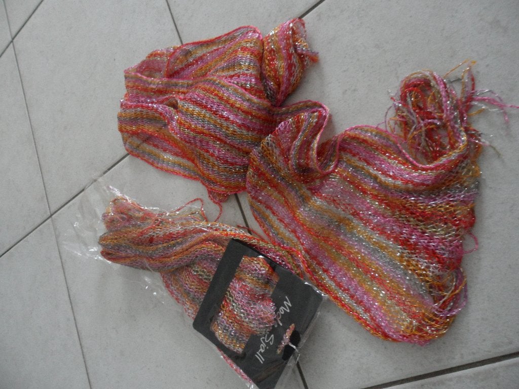 Rood/oranje/gelig sjaaltje lengte 120 cm, Kleding | Dames, Mutsen, Sjaals en Handschoenen, Ophalen of Verzenden, Zo goed als nieuw