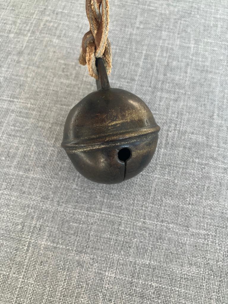 Koperen (dieren) bel aan leren band vintage, Ophalen of Verzenden, Koper