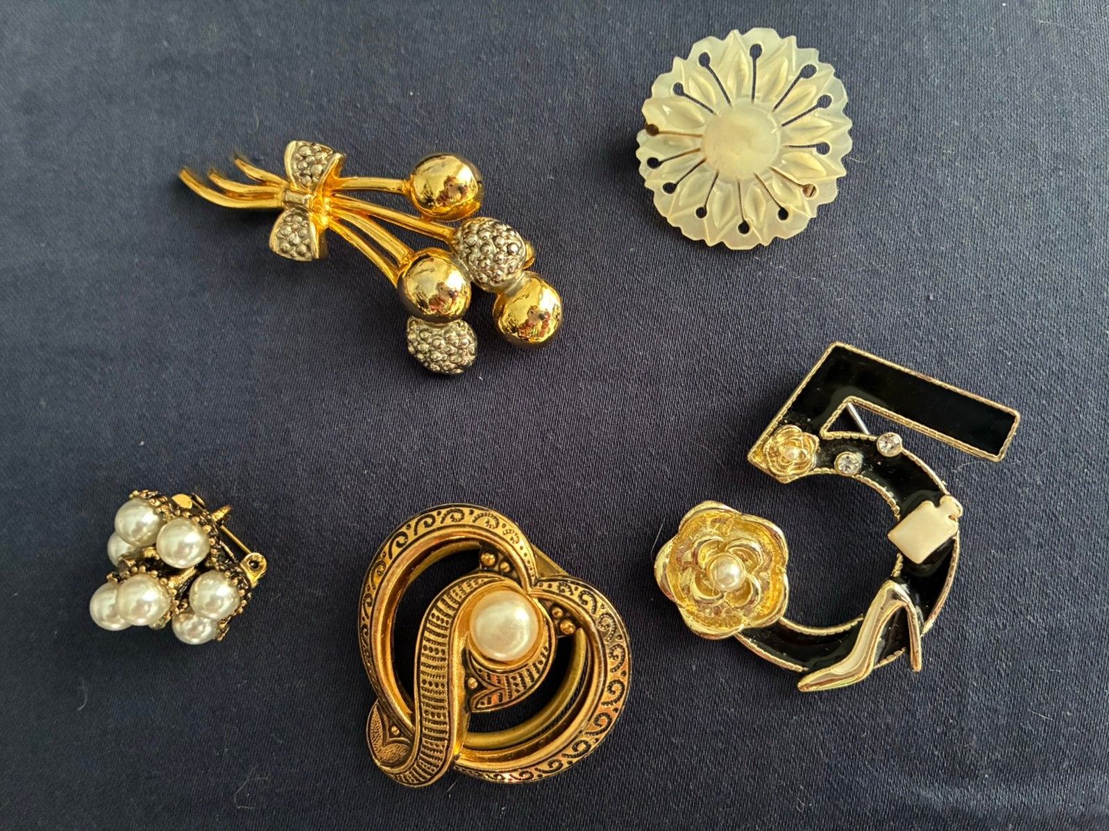Lot van 4 vintage broches en 1 vintage sjaalclip, Ophalen of Verzenden, Gebruikt, Overige kleuren, Overige materialen