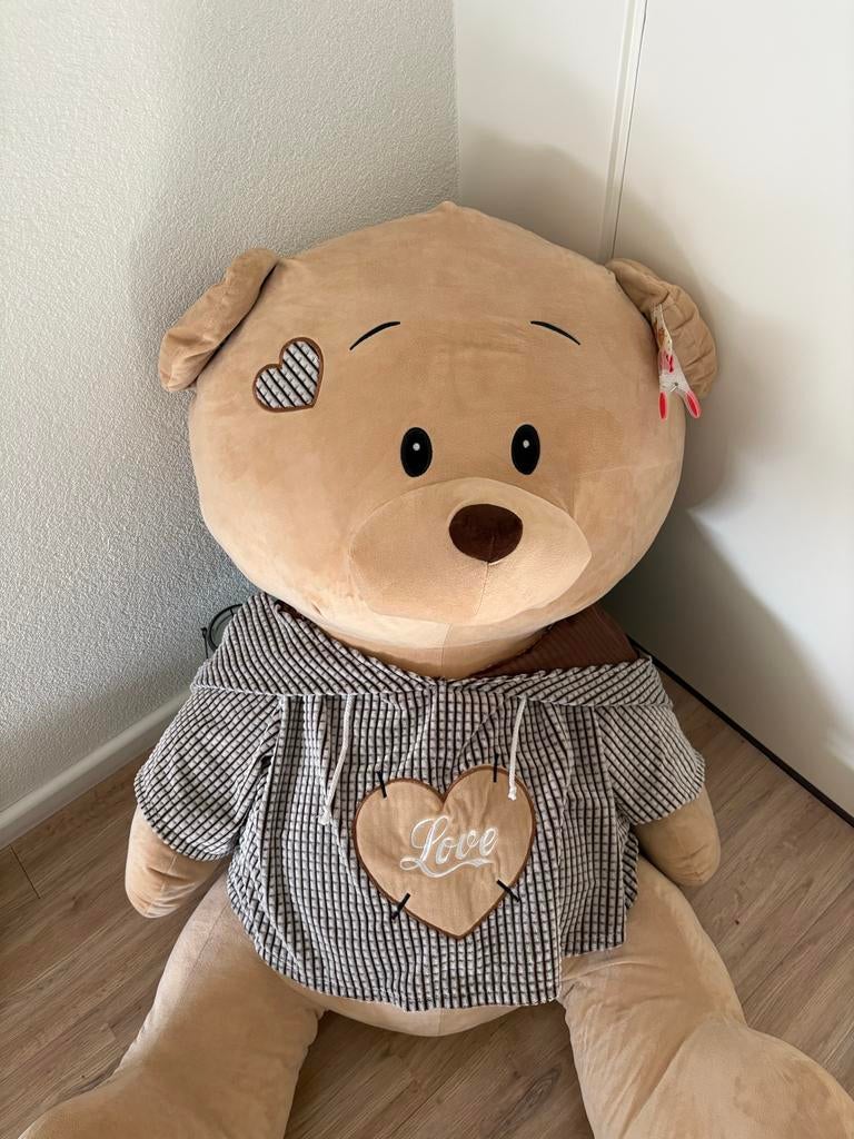 Grote knuffelbeer met 'Love' trui - Zo goed als nieuw, Kinderen en Baby's, Speelgoed | Knuffels en Pluche, Ophalen of Verzenden