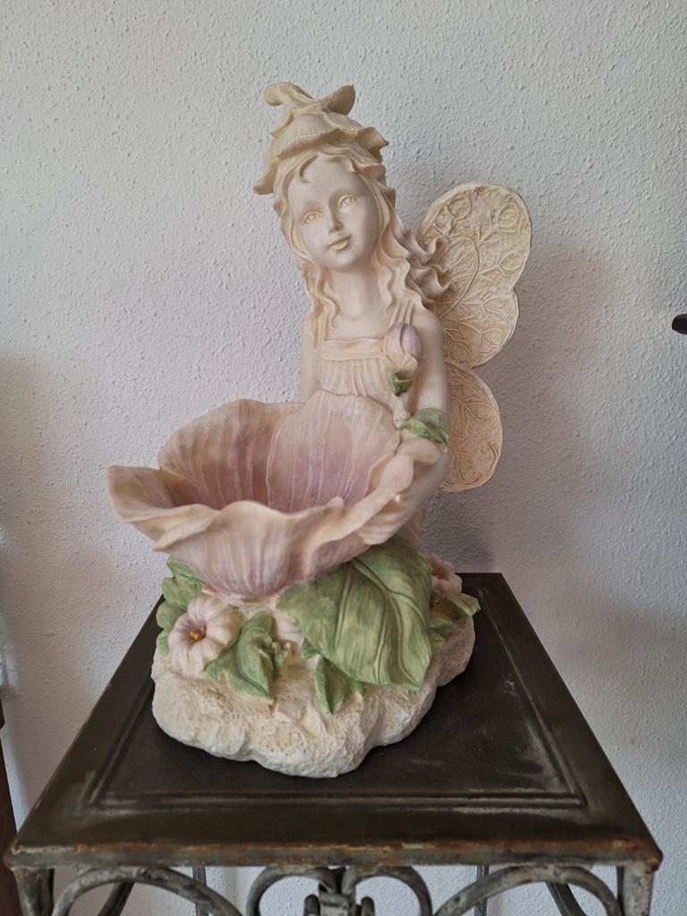 Betoverend Elfje met Bloem - Decoratief Beeldje, Meerkleurig, Overige stijlen, Ophalen of Verzenden, Zo goed als nieuw