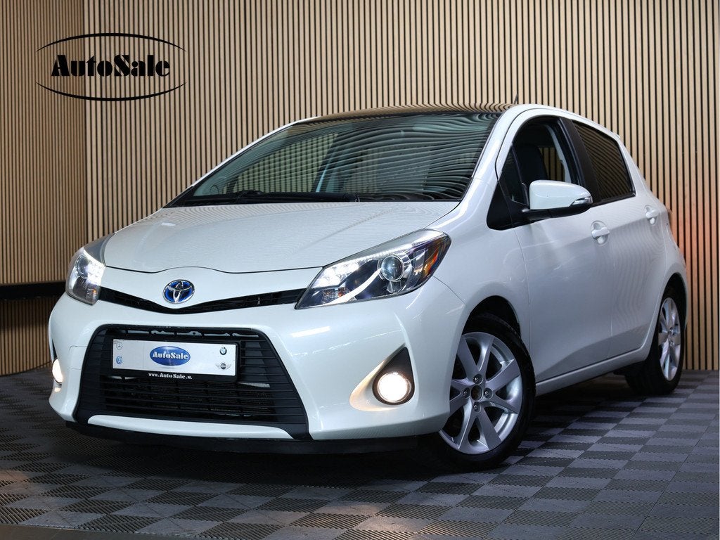 Toyota Yaris 1.5 Full Hybrid Aspiration PANO NAVI CLIMA CRUI, Gebruikt, Zwart, 4 cilinders, Start-stop-systeem