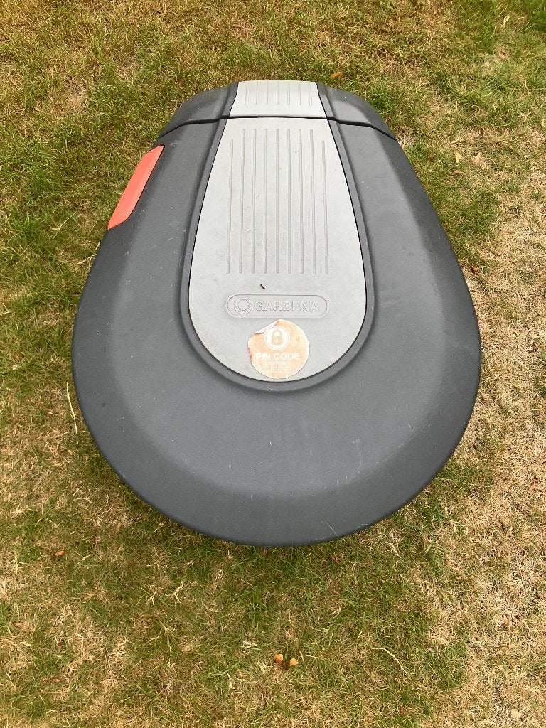 Garage / afdak voor Gardena robotmaaier, Tuin en Terras, Grasmaaiers, Ophalen, Minder dan 30 cm, Accu-grasmaaier, Zo goed als nieuw