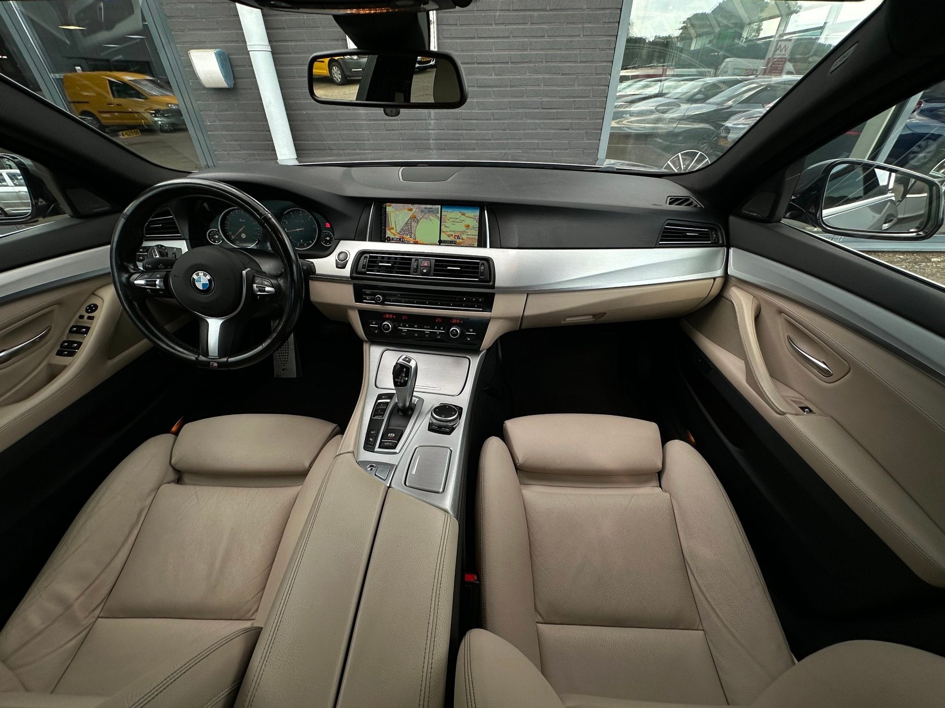 BMW 5-serie 528i M Sport Edition/CAMERA/NAVI/LEDER/NL-AUTO N, Auto's, Automaat, Gebruikt, Euro 6, 4 cilinders