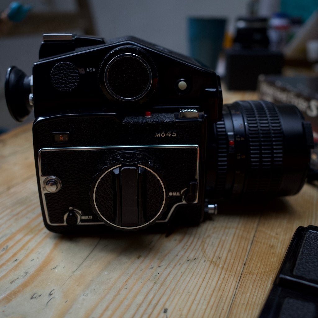 Foto 3 van Mamiya 645 / Sekor 80mm 1.9, Prisma en waist-level finder.