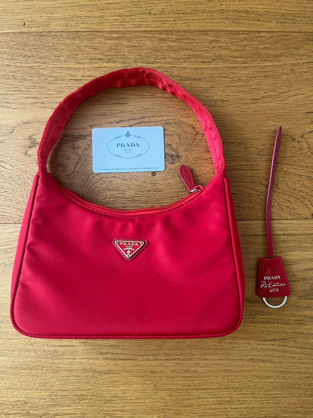 Prada Re-Edition 2000 Nylon Mini Bag Rood, Sieraden, Tassen en Uiterlijk, Tassen | Damestassen, Ophalen, Zo goed als nieuw, Rood