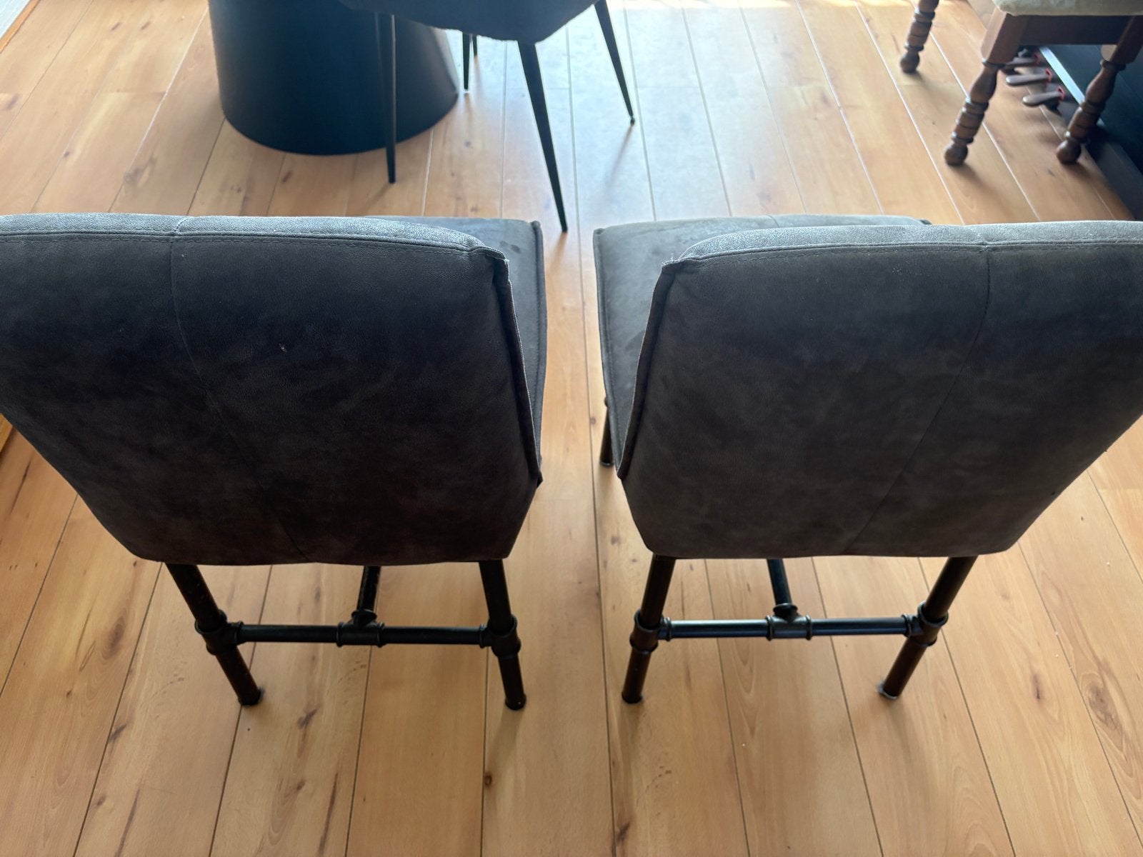 2 stoelen grijs suede leer, Huis en Inrichting, Stoelen, Ophalen, Gebruikt, Twee, Metaal