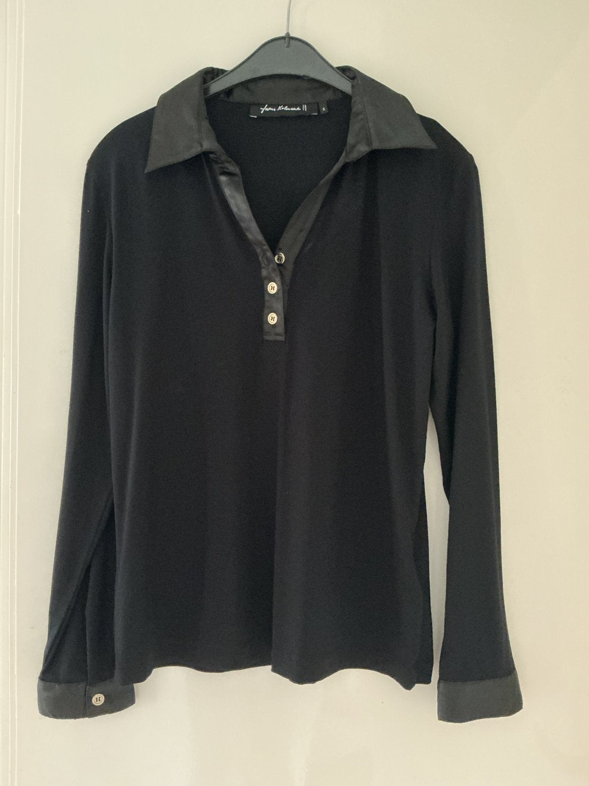 Poloshirt S diepzwart met Satijn spiksplinternieuw Chique, Kleding | Dames, Ophalen of Verzenden, Nieuw, Maat 36 (S), Zwart