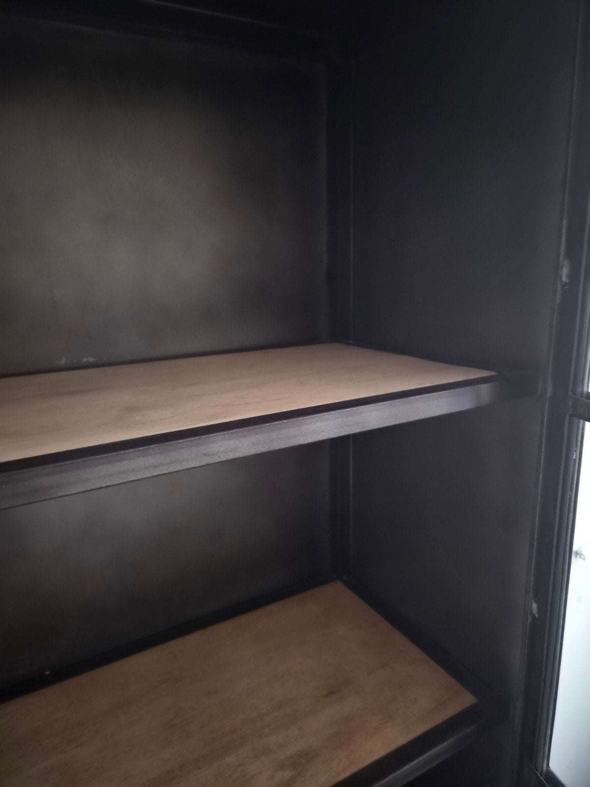 Foto 6 van Zwart metalen vitrinekast met  hout