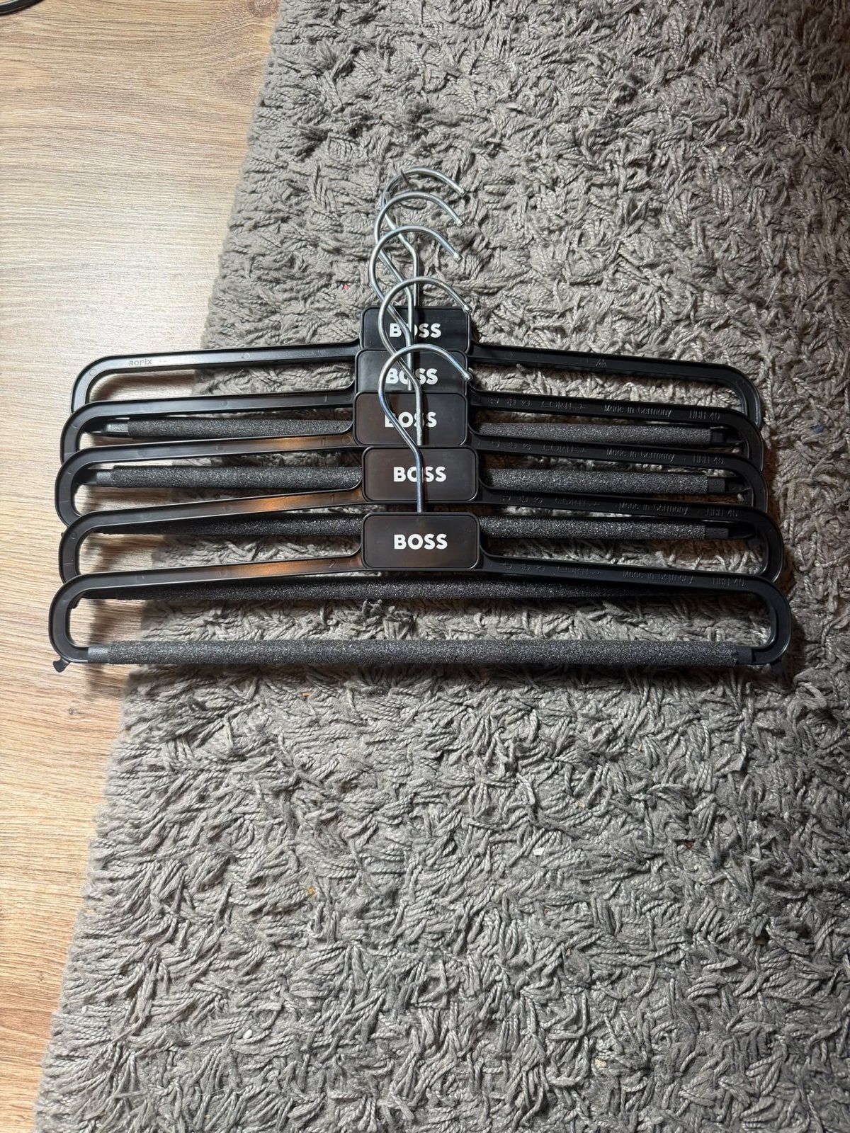 5x BOSS Kledinghangers - Zwart, Zo goed als nieuw, Ophalen of Verzenden, Zo goed als nieuw, Kunststof, Volwassenen