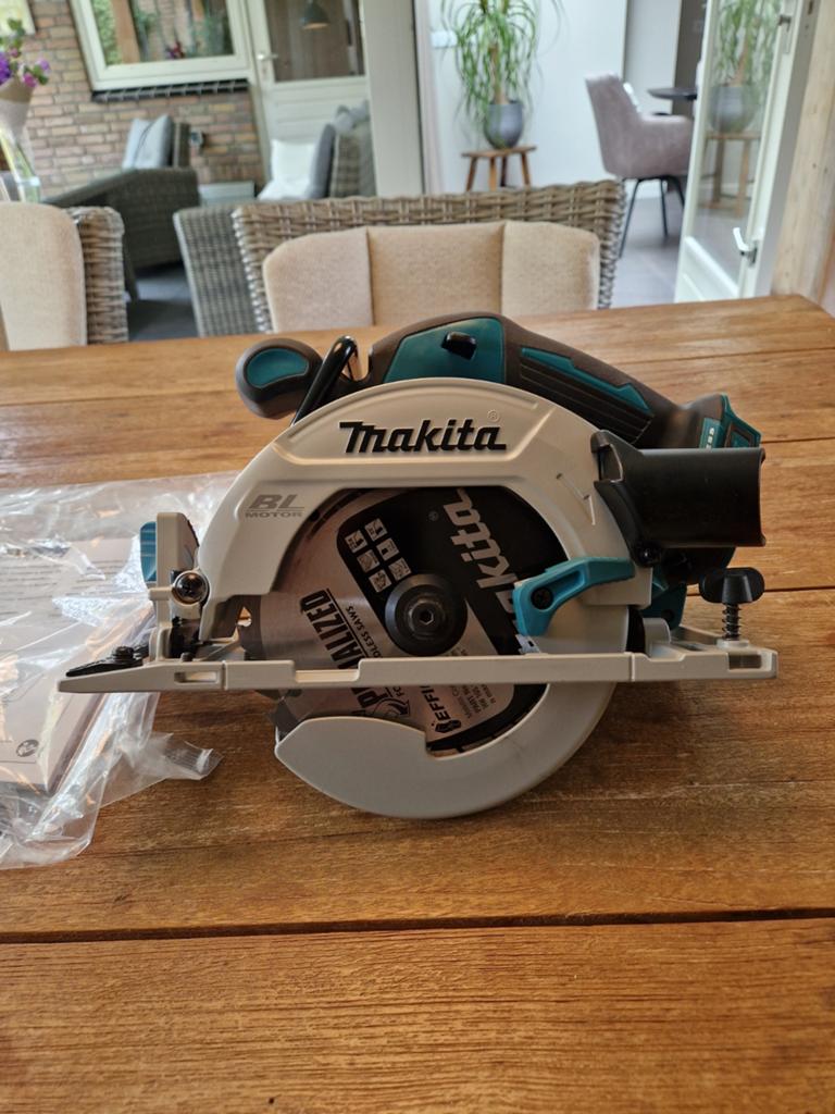 Makita Cirkelzaag DHS680, Cirkelzaag, Ophalen of Verzenden, Zo goed als nieuw, 30 tot 70 mm