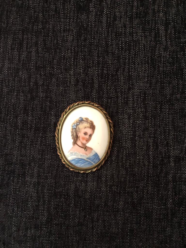 Limoges cameo broche, Sieraden, Tassen en Uiterlijk, Ophalen of Verzenden, 4 tot 7 cm, Goud, Overige materialen