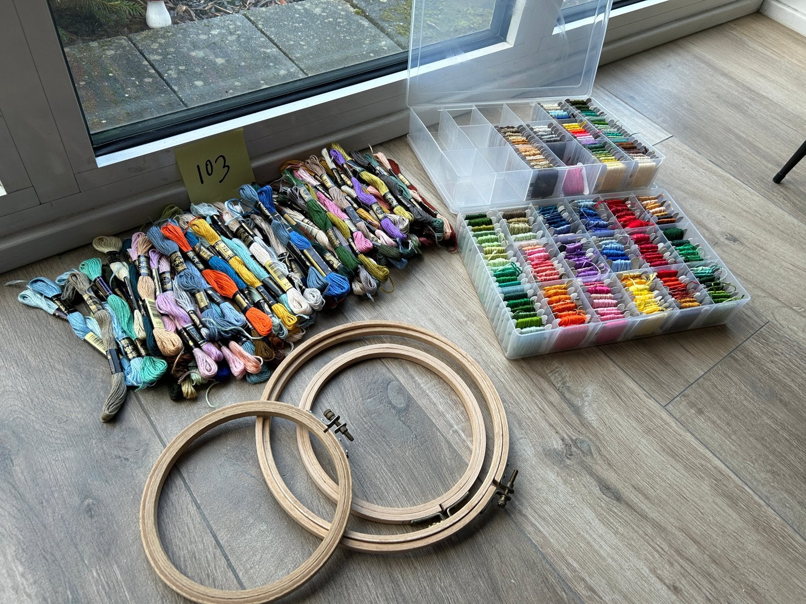 DMC borduurgaren met opbergbox en ringen, Ophalen of Verzenden, Zo goed als nieuw, Handborduren, Borduurgaren of Zijde