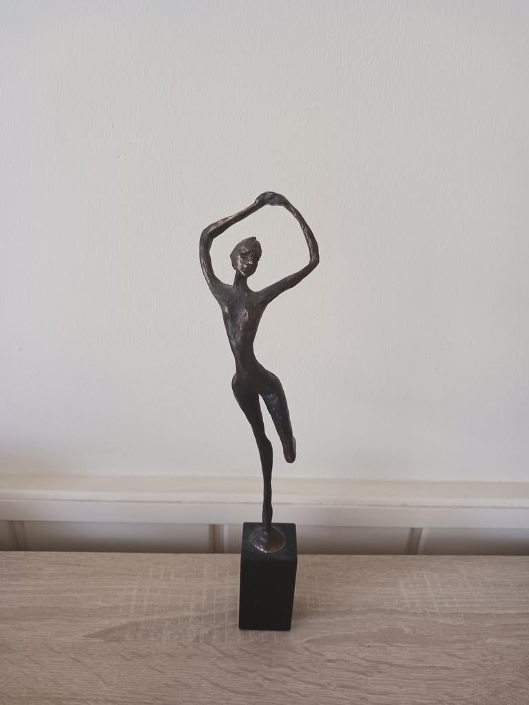 Bronzen beeldje van danseres op sokkel, Gepatineerd, Ophalen of Verzenden, Brons, 20 - 50 cm