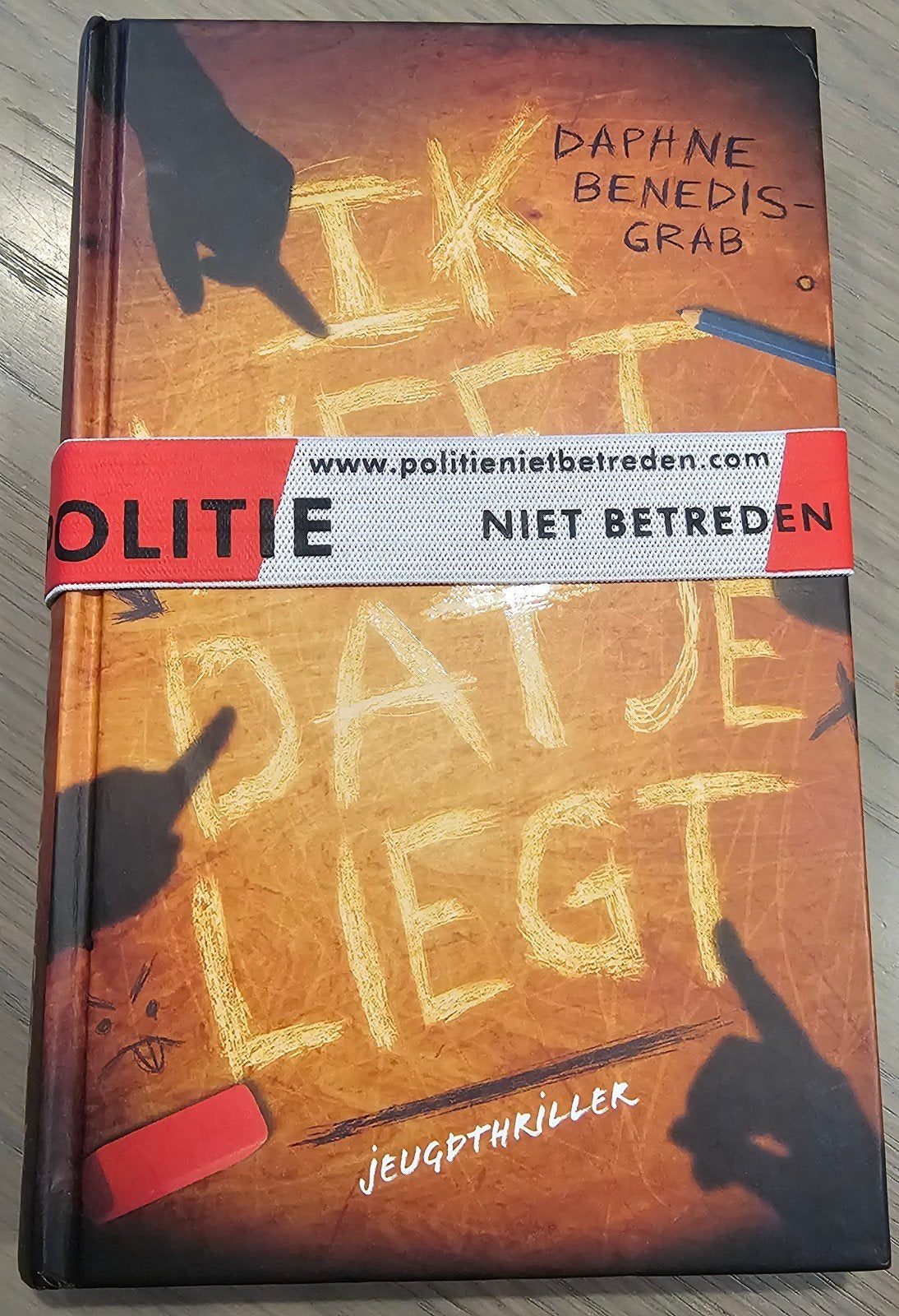 Ik weet dat je liegt - Daphne Benedis-Grab (Jeugdthriller), Boeken, Ophalen of Verzenden, Zo goed als nieuw, Daphne Benedis-Grab