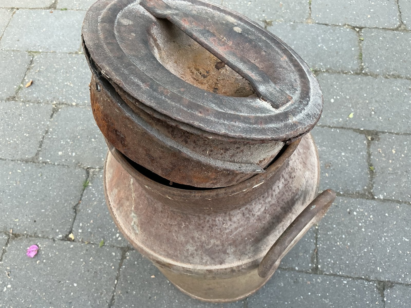 Oude melkbus met roest en gat in de bodem, Ophalen