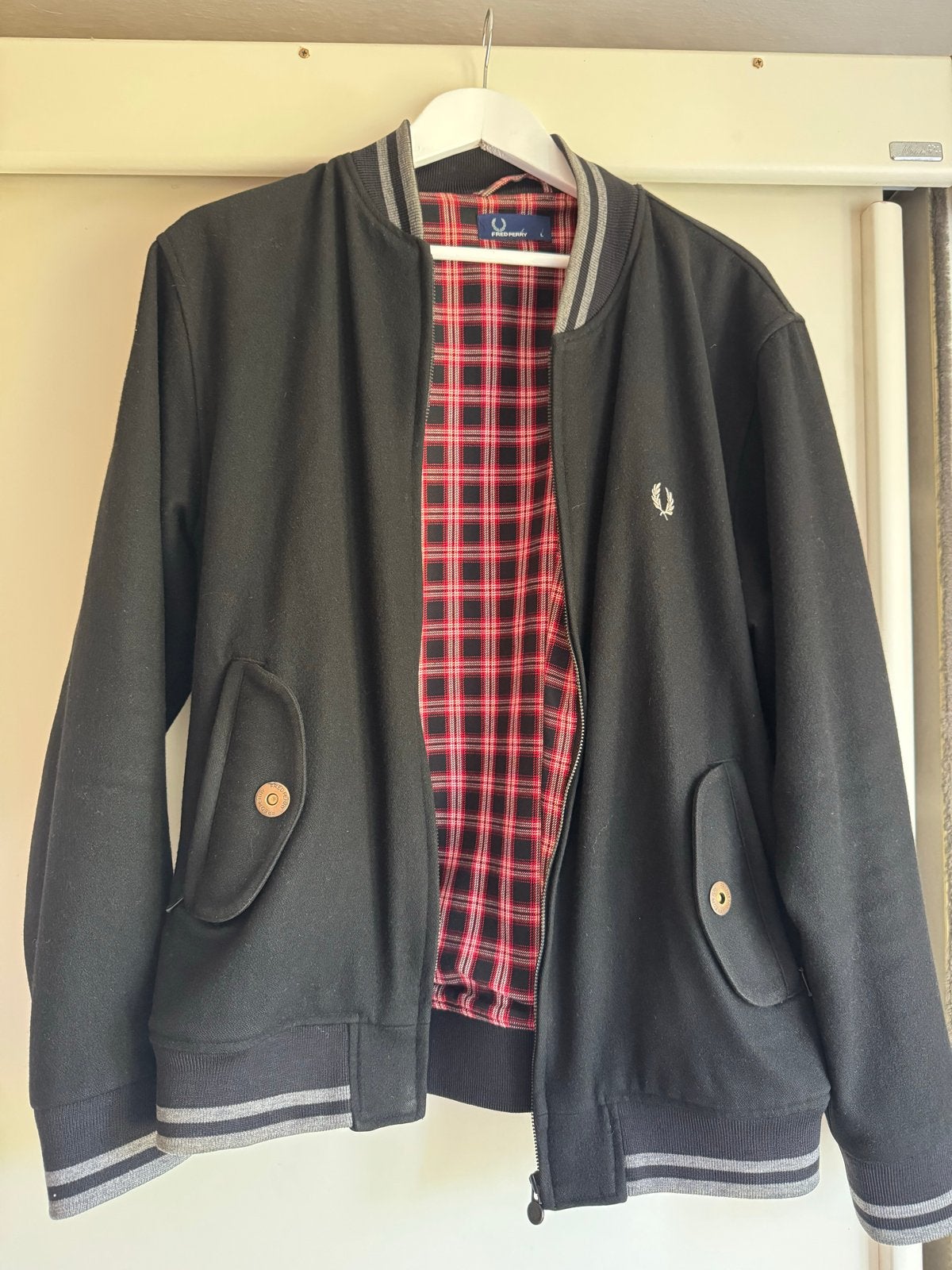 Fred Perry Bomberjack Zwart met Geruite Voering, Ophalen of Verzenden, Zo goed als nieuw, Maat 52/54 (L), Zwart