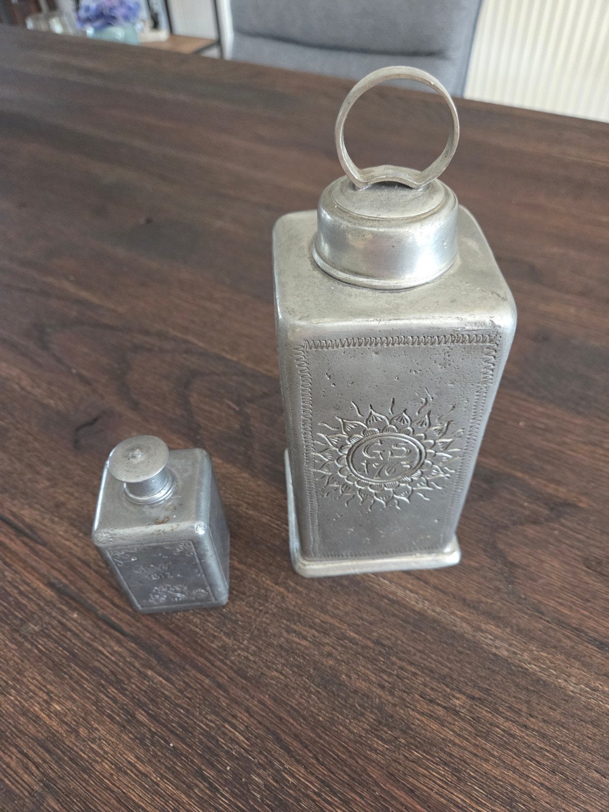 Antieke tinnen flessen met muzikanten en 1817 datering, Ophalen of Verzenden
