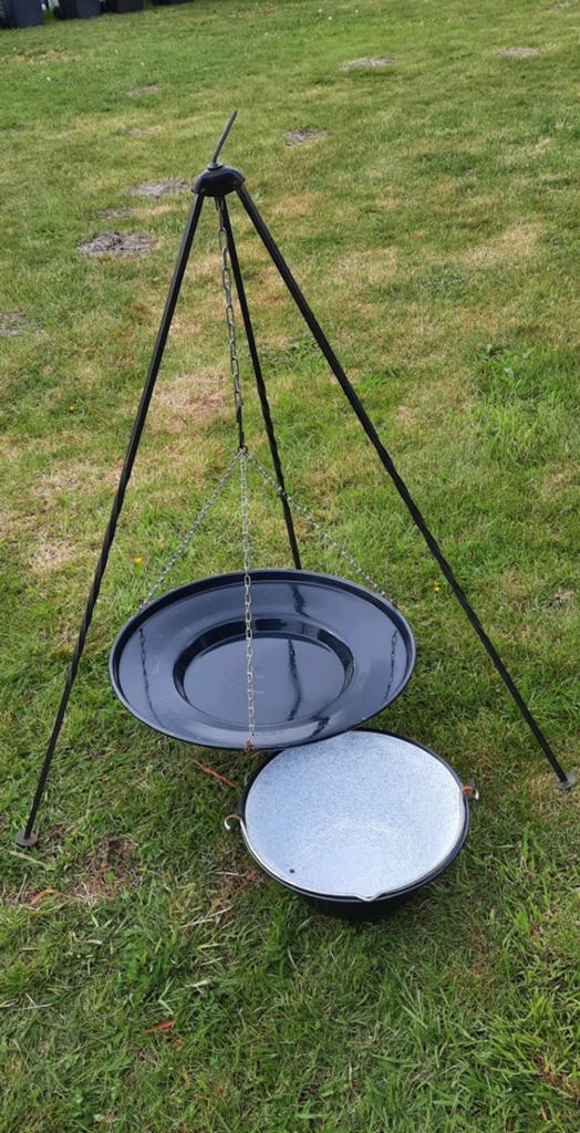 Driepoot 120 cm. Plus heksenketel en vleesschaal, Ophalen