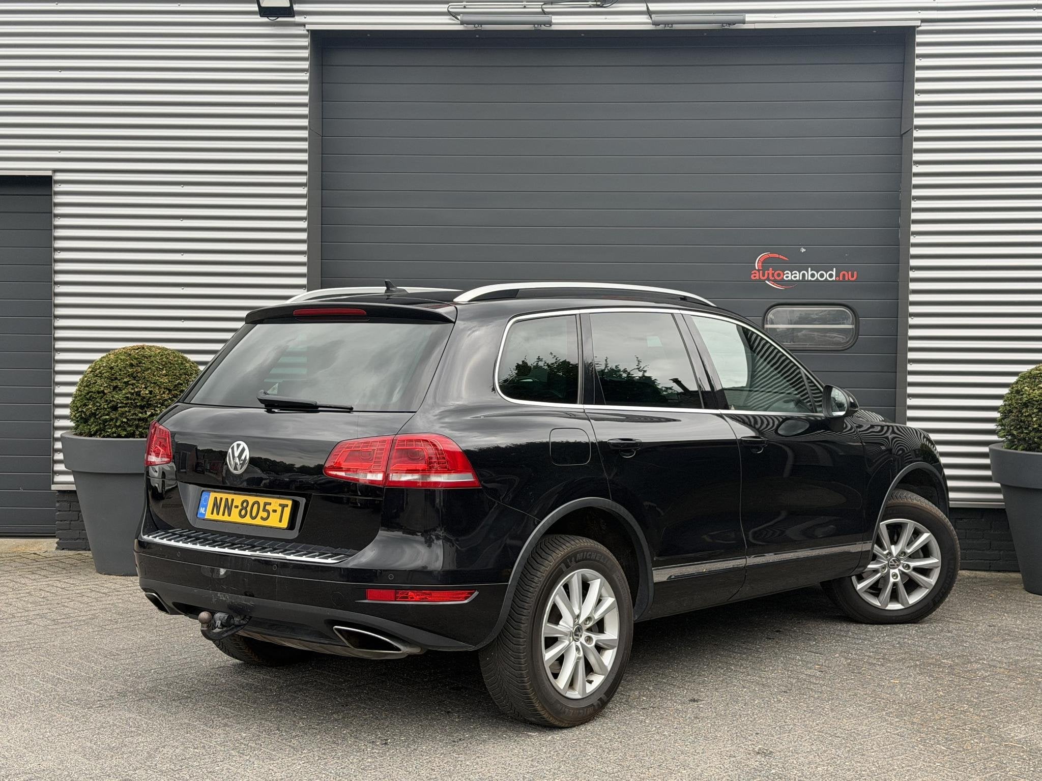 Volkswagen Touareg 3.0 TDI R-line | Luchtvering | Trekhaak |, Auto's, Euro 5, Gebruikt, Zwart, 255 €/maand