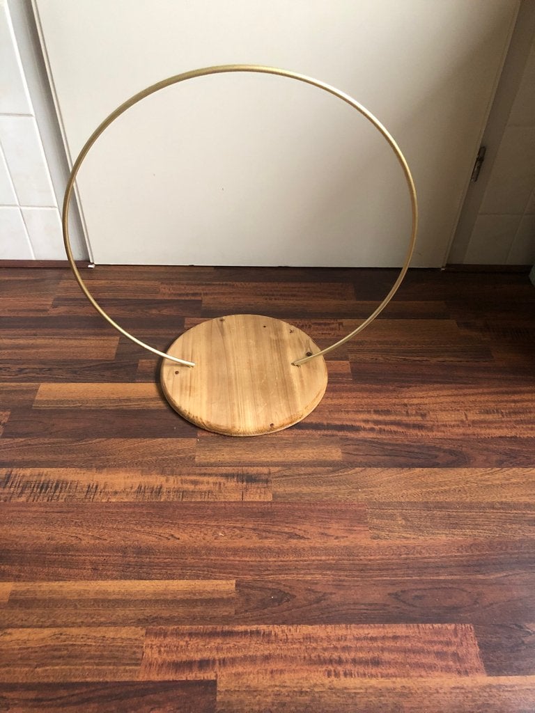 decoratieve gouden ring met houten voet, Gebruikt, Meerkleurig, Overige materialen, Overige stijlen