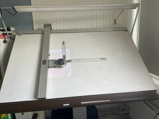 ISIS tekentafel in goede staat, Doe-het-zelf en Verbouw, Tekentafels, Ophalen, Gebruikt, 150 tot 170 cm, Verlichting