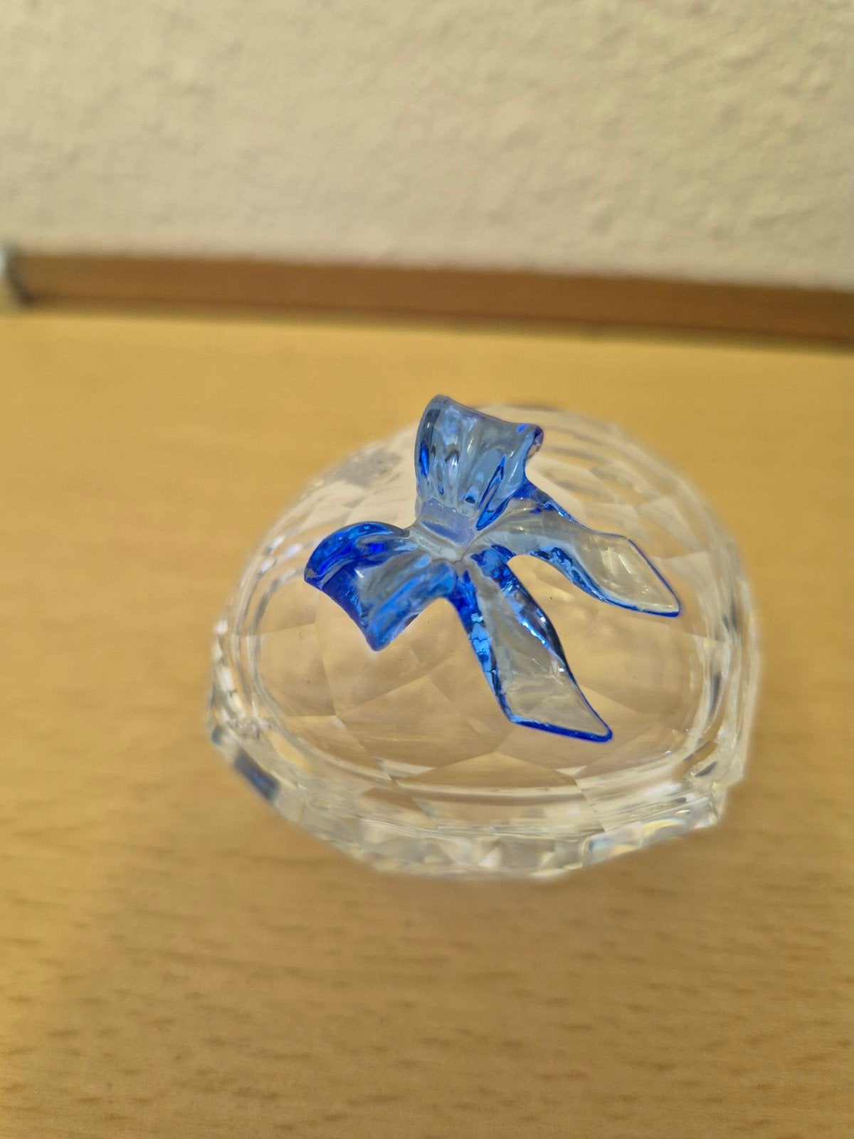 Swarovski juwelendoosje hart met blauwe strik, Verzamelen, Swarovski, Ophalen of Verzenden, Zo goed als nieuw, Figuurtje