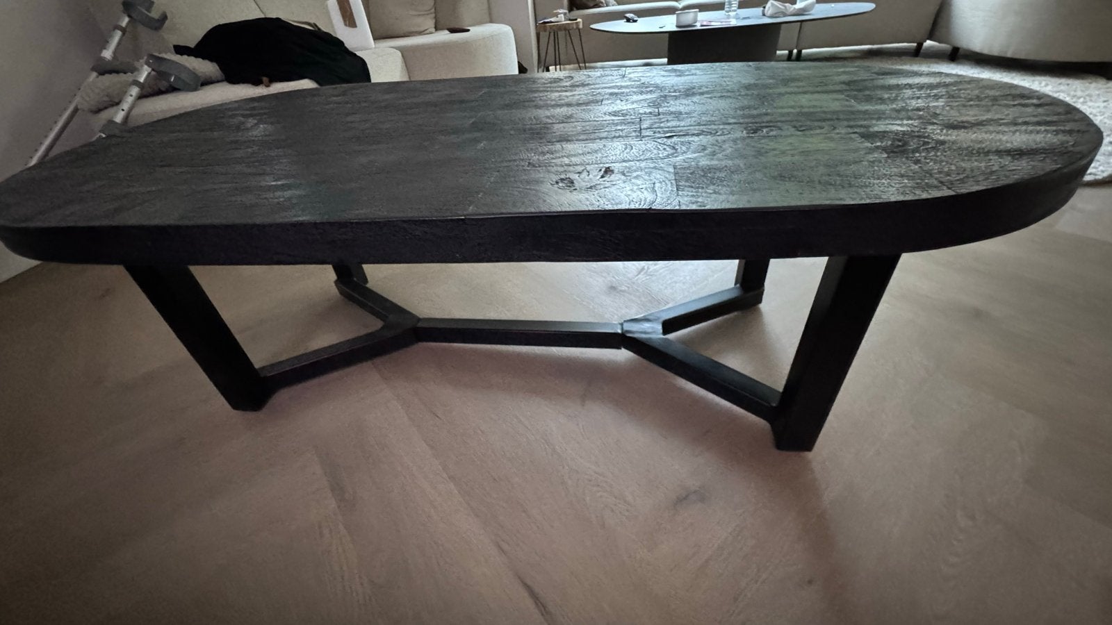 Ovale salontafel van donker hout met metalen onderstel, Huis en Inrichting, Tafels | Salontafels, Ophalen, Gebruikt, 100 tot 150 cm