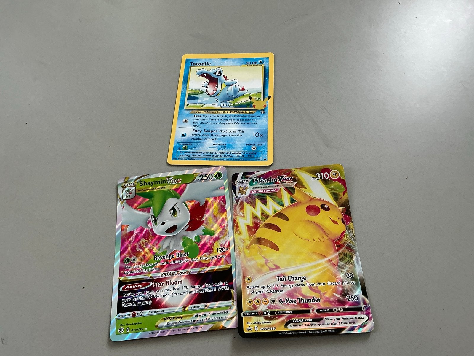 Grote Pokémon kaarten: Totodile, Shaymin VSTAR, Pikachu VMAX, Ophalen of Verzenden, Zo goed als nieuw, Meerdere kaarten