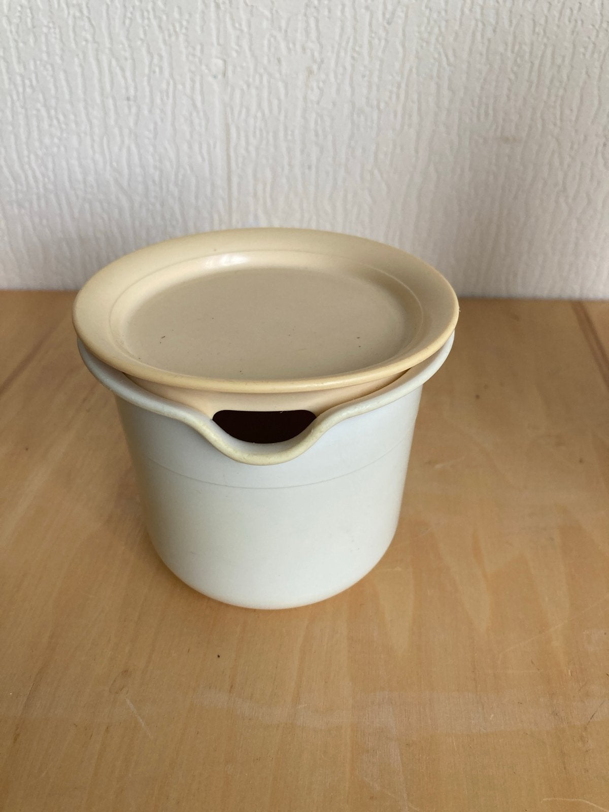 Tupperware melkbekertje - 8cm hoog - Goede staat, Ophalen of Verzenden, Wit, Beker of Kan, Met deksel