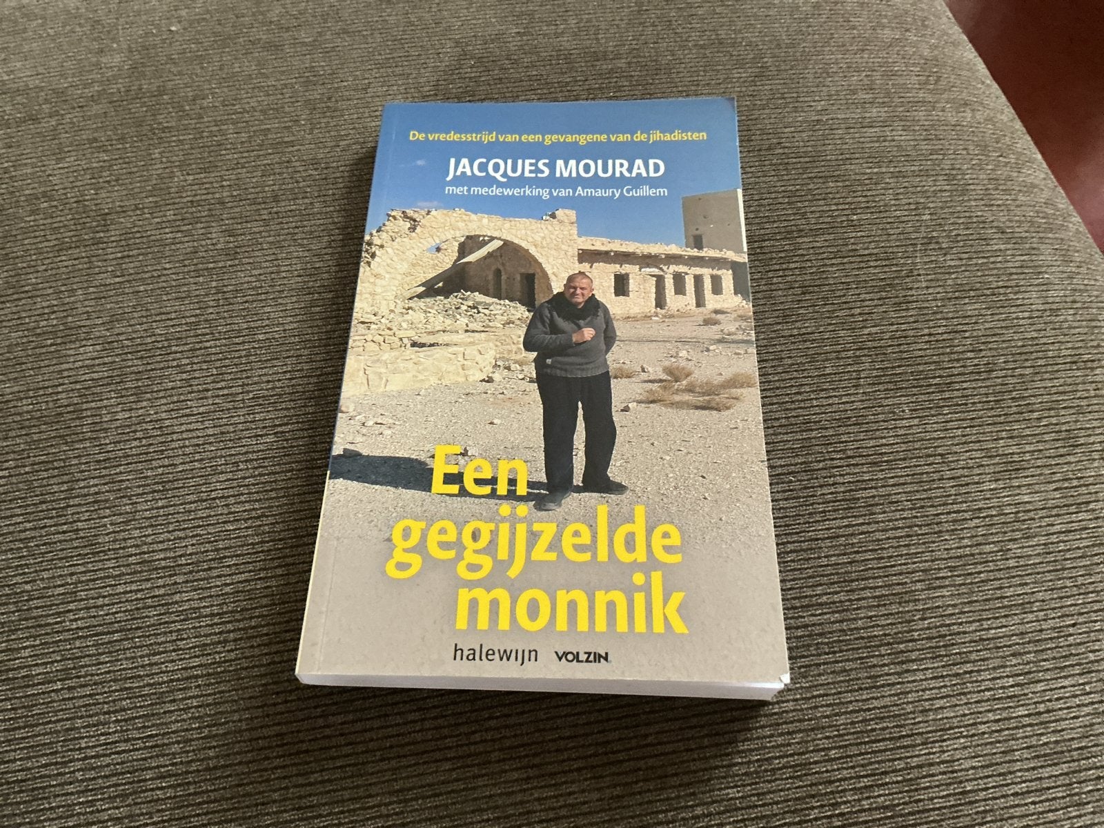 Een gegijzelde monnik - Jacques Mourad, Ophalen of Verzenden, Zo goed als nieuw