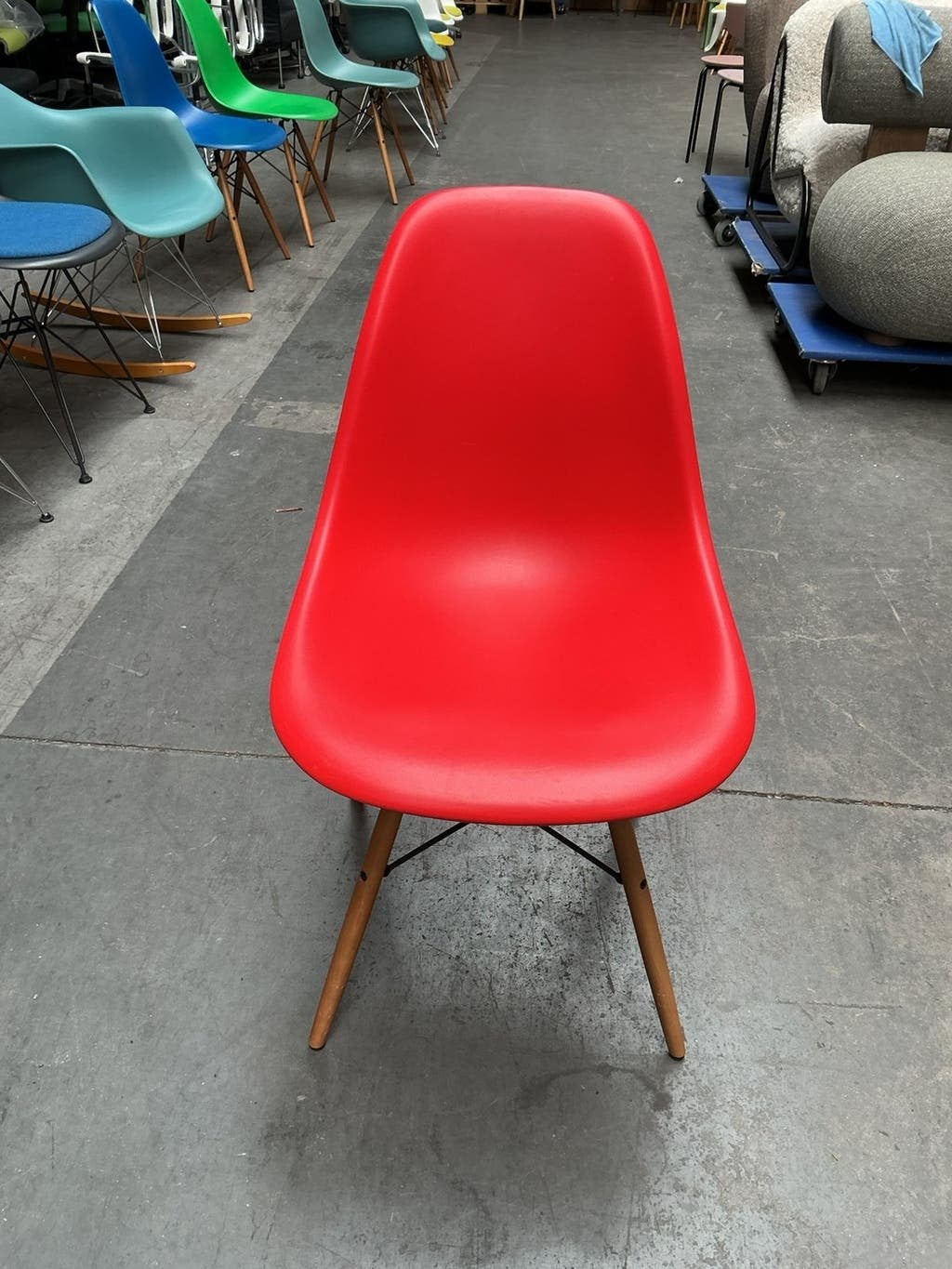 Vitra Eames Plastic Chair DSW | Eetkamerstoel | Rood | Essen, Huis en Inrichting, Hout, Gebruikt, Twee, -