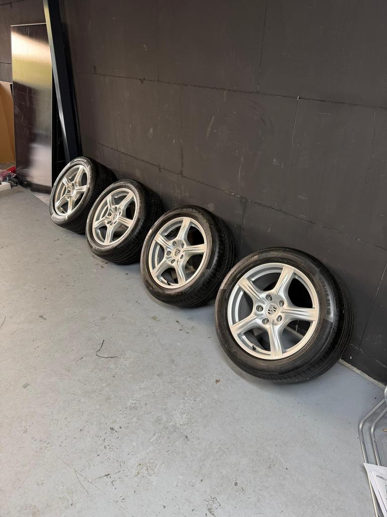 mooie set velgen met banden geschikt voor Porsche., 18 inch, Nieuw, Ophalen of Verzenden, 235 mm