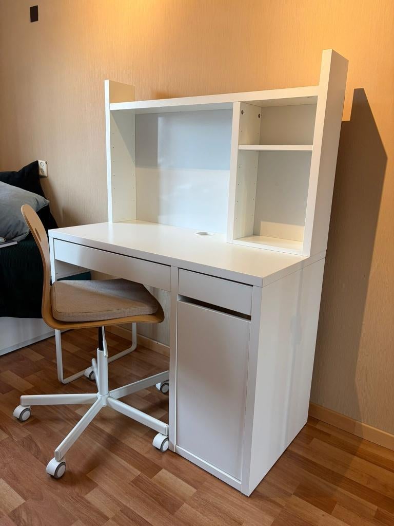 IKEA MICKE Bureau + bureaustoel (set) – wit – 105x50 cm, Huis en Inrichting, Bureaus, Zo goed als nieuw, Schoolbureau, IKEA, Natuurlijk