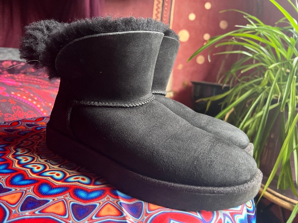 Bijna nieuwe Ugg Classic short maat 38 nu voor 99,99€, UGG, Zwart, Lage of Enkellaarzen, Ophalen of Verzenden