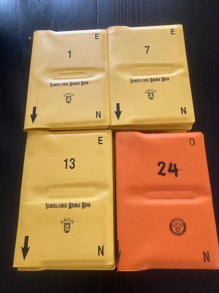 Bridge Mapjes gevuld met bridge kaarten 24 stuks, Drie of vier spelers, Ophalen of Verzenden, Zo goed als nieuw