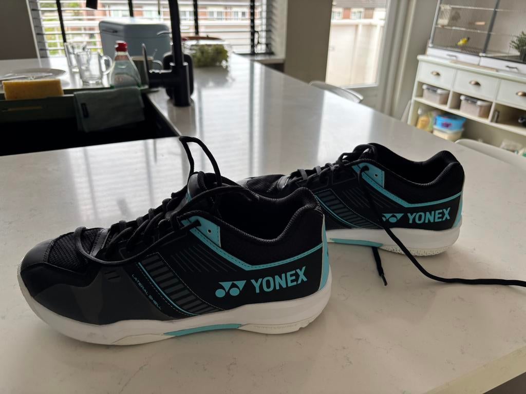 Yonex badmintonschoenen maat42, Sport en Fitness, Badminton, Ophalen, Zo goed als nieuw, Schoenen