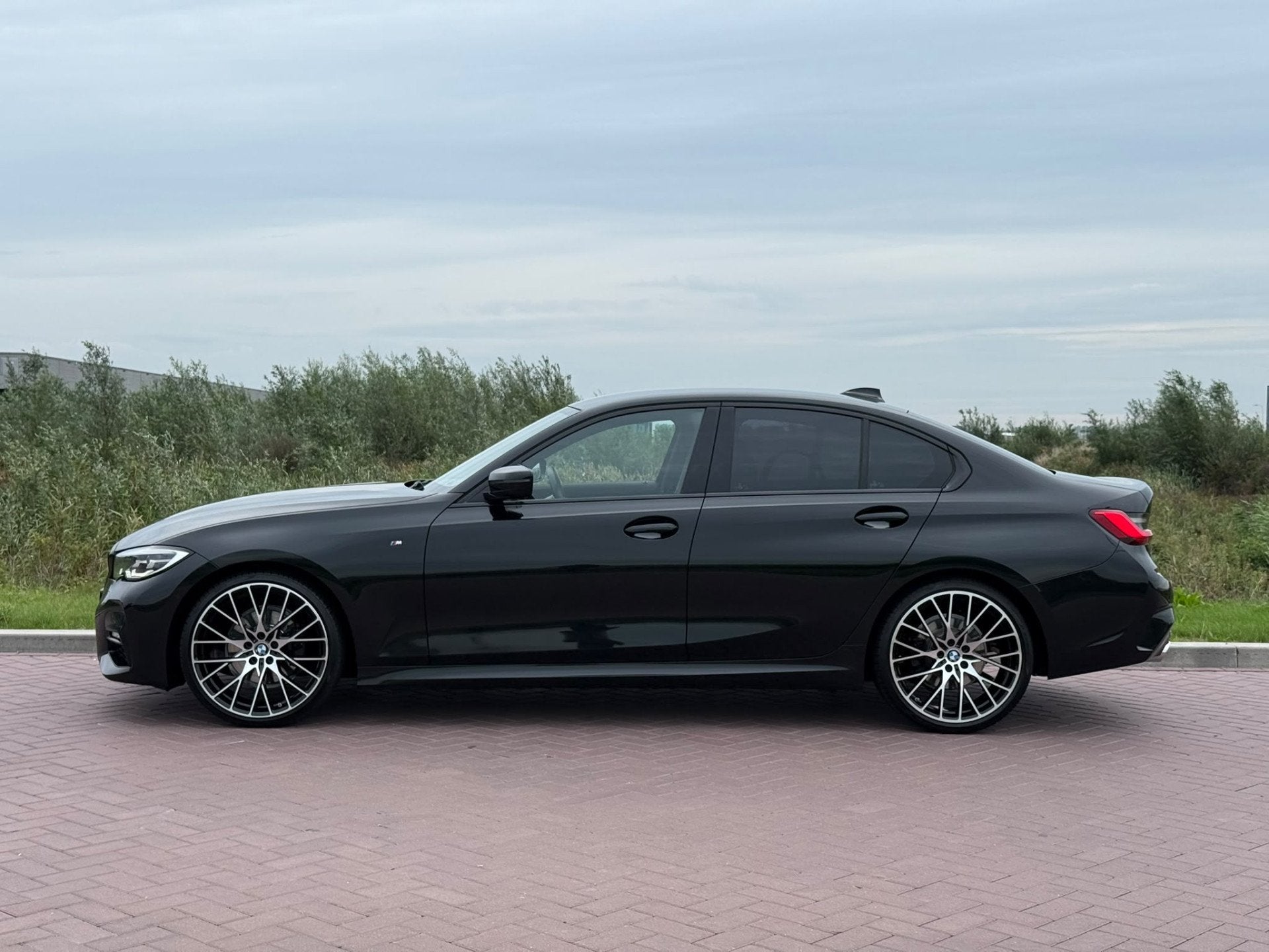BMW 3-serie 320i High Executive / M Sport / Leder / 20inch M, Auto's, Automaat, Achterwielaandrijving, Gebruikt, 4 cilinders
