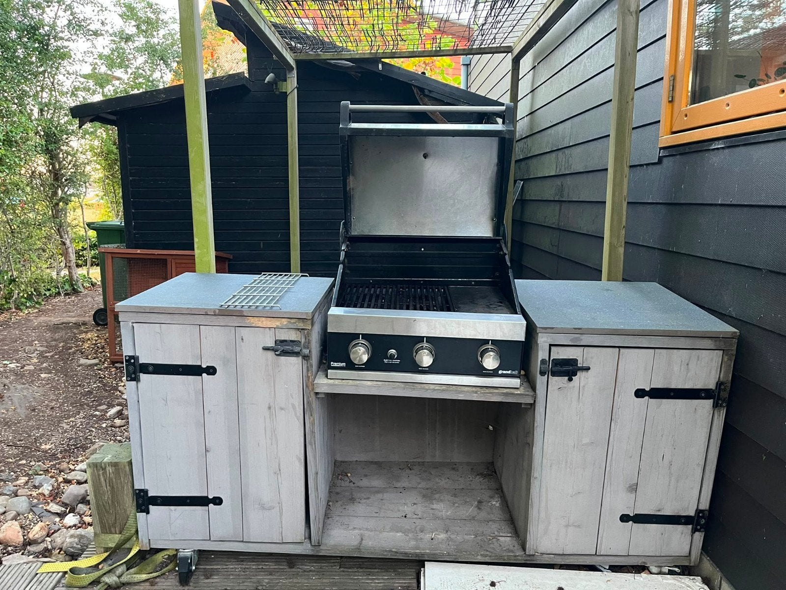 Buitenkeuken met gasbarbecue op wieltjes, Gebruikt, Ophalen of Verzenden, Gas, Inbouw