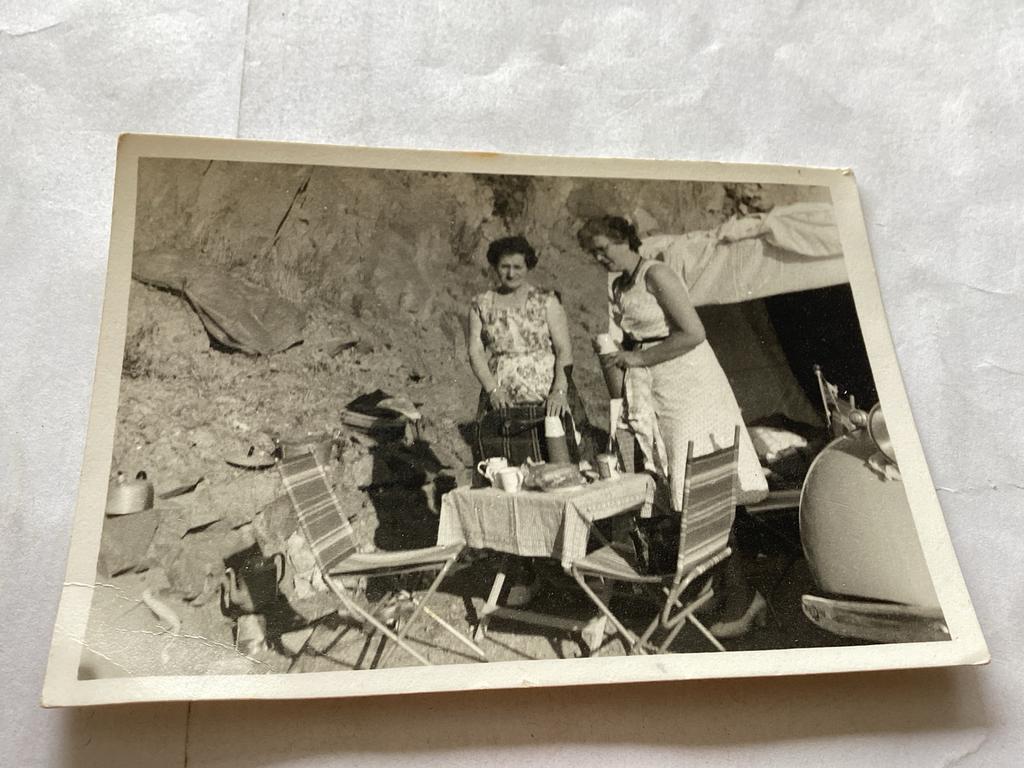 Vrouwen bij auto, jaren '50 verzetstrijders Deventer, Gebruikt, Foto, Ophalen of Verzenden, 1940 tot 1960