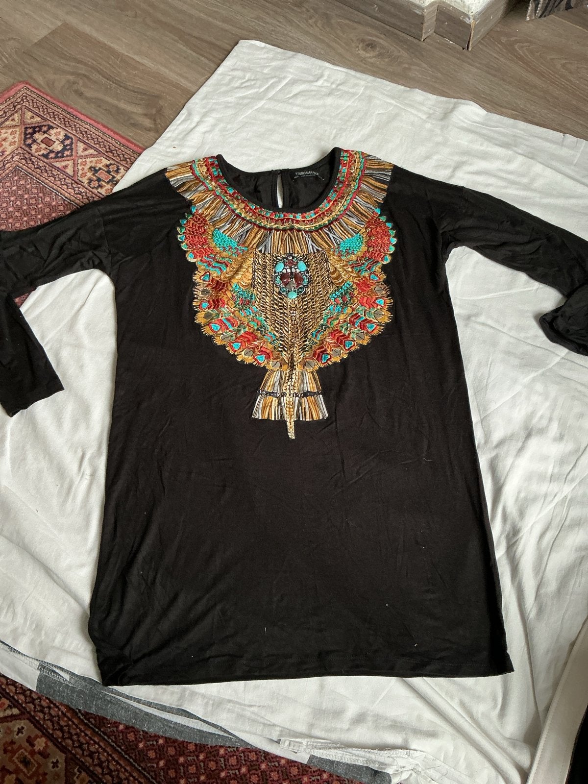 Zwarte jurk met kleurrijke borduursels, Kleding | Dames, Zwart, Maat 42/44 (L), Nieuw, Ophalen of Verzenden