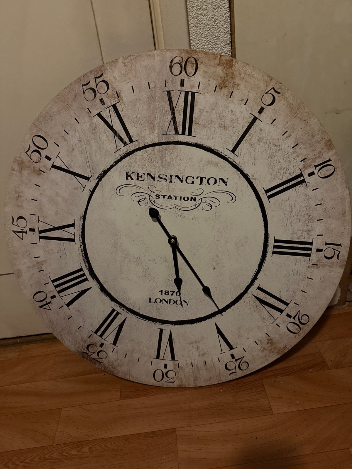 Grote wandklok Kensington Station London 1870, Ophalen