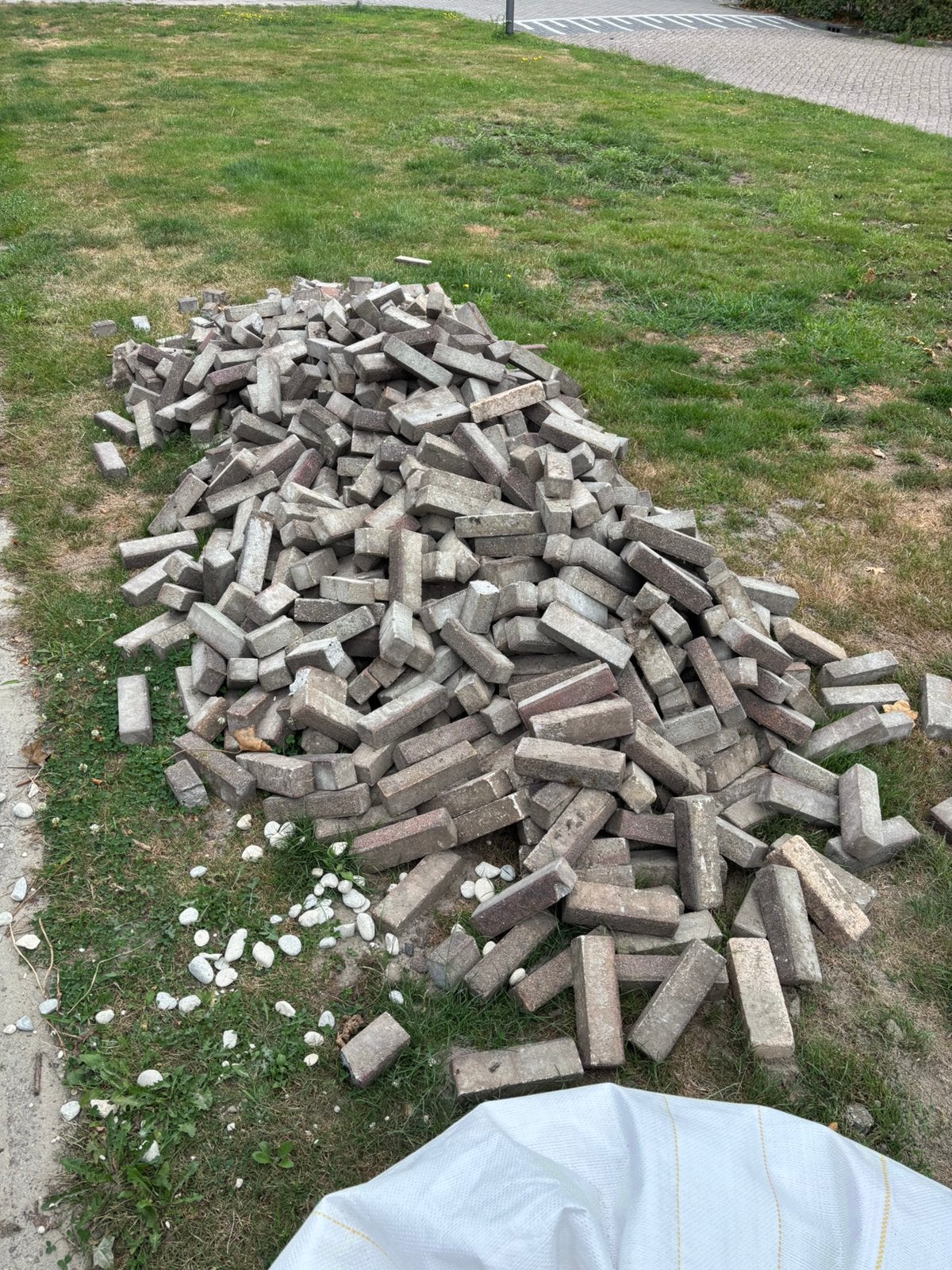 Gratis klinkers (waalformaat en rond), Tuin en Terras, Ophalen, Gebruikt, Beton, Klinkers