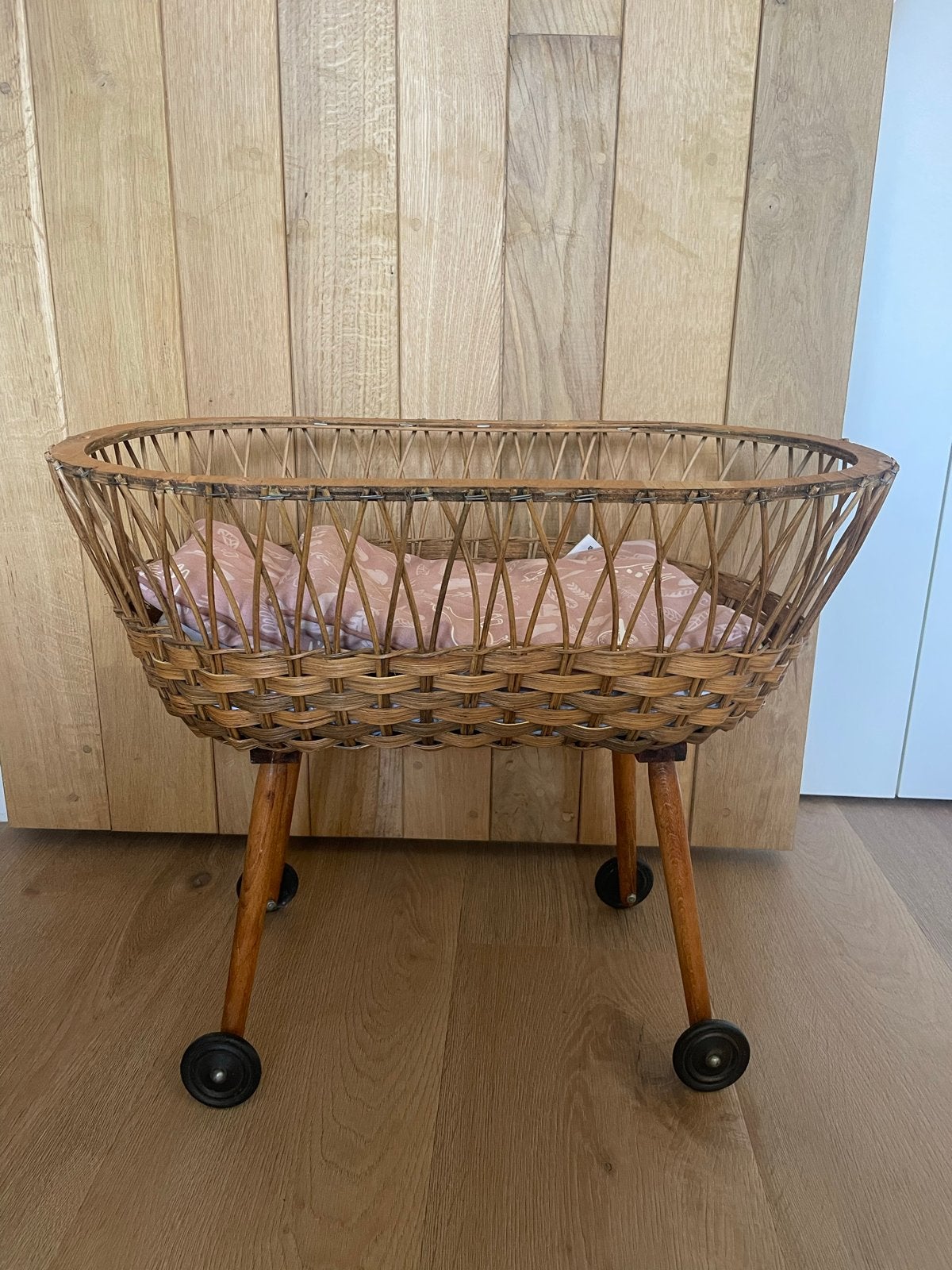 Vintage rotan poppenbedje met wieltjes, Kinderen en Baby's, Speelgoed | Poppen, Ophalen, Gebruikt, Overige typen